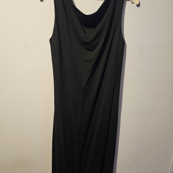 Black sleeveless evening dress with a scoop neck, by Spanner - Picture 2 of 5